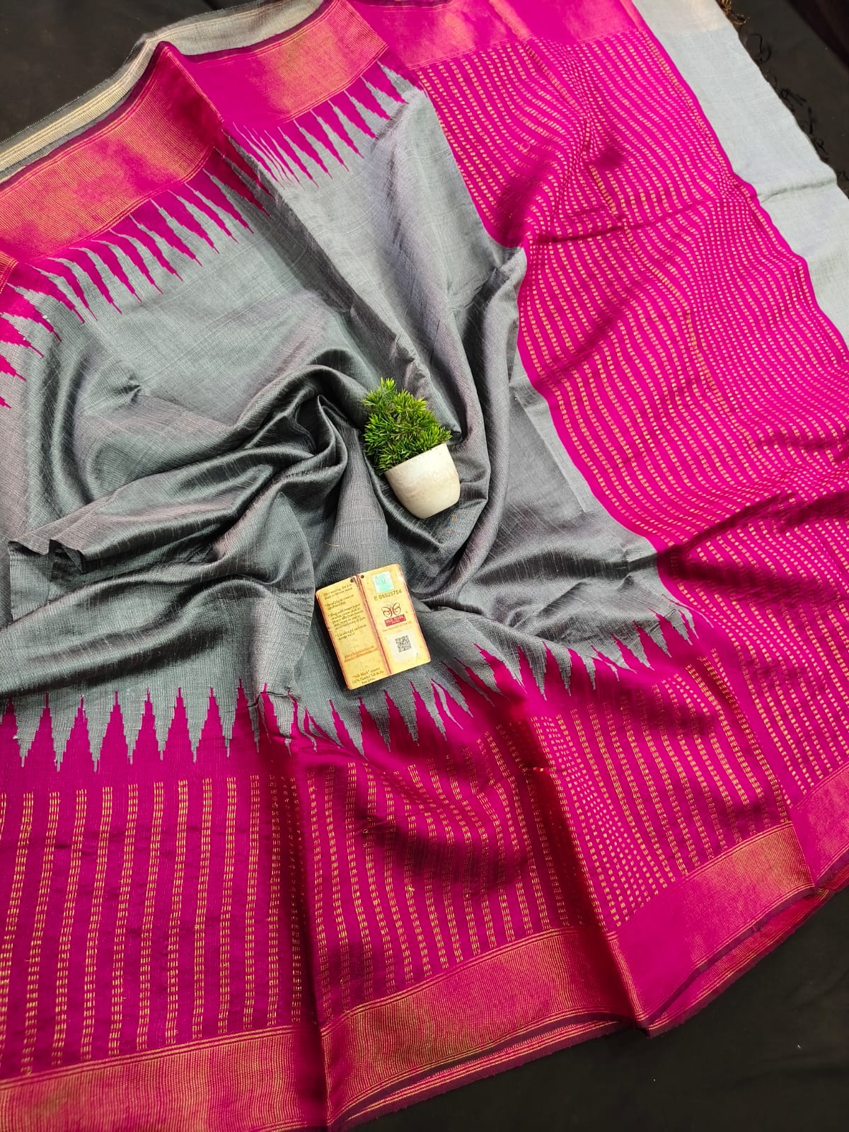 Temple Border Raw pattern and  pallu with contrast blouse saree